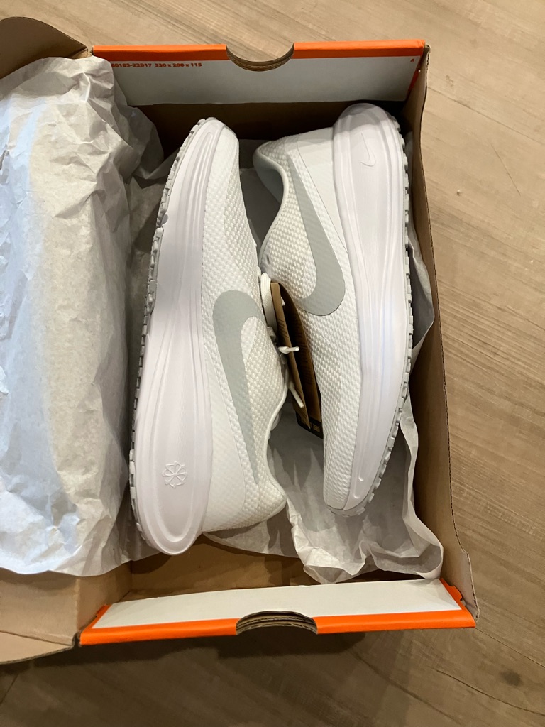 Nike Revolution